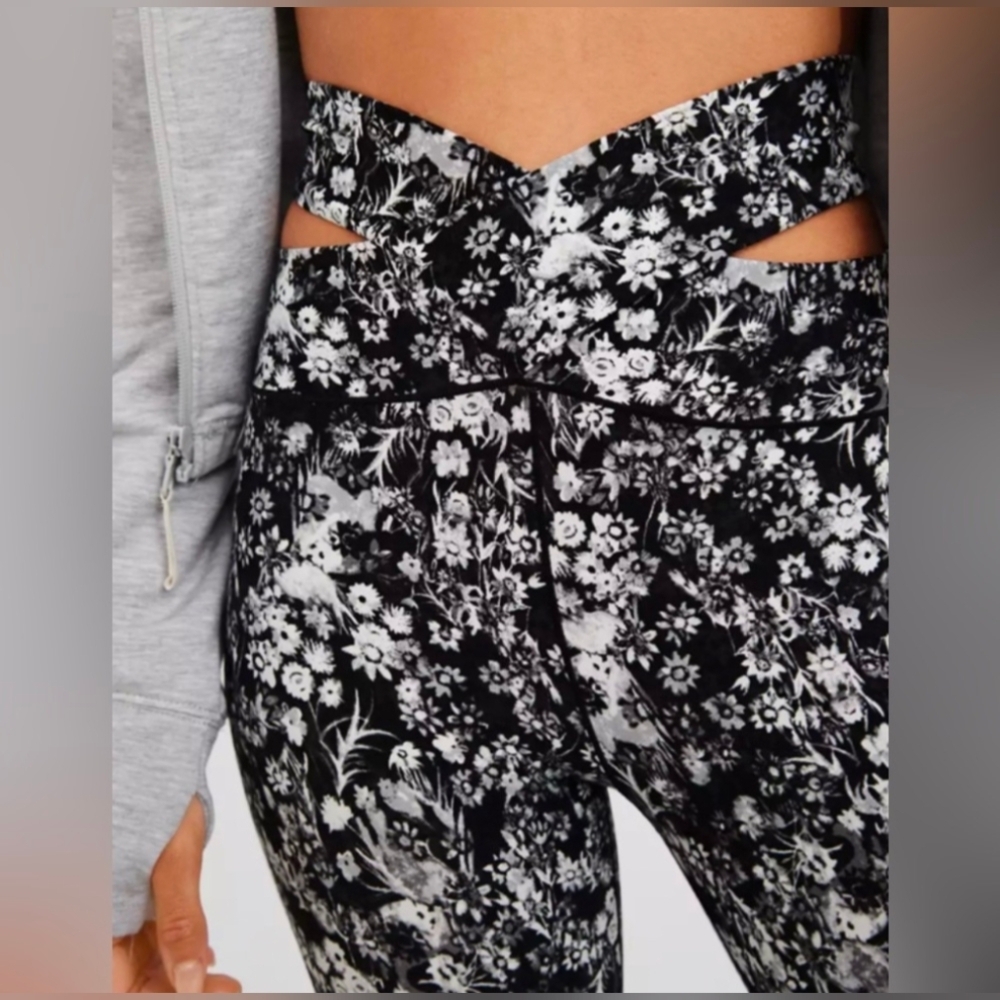 Floral Black and White‎ Leggings - Picture 2 of 11
